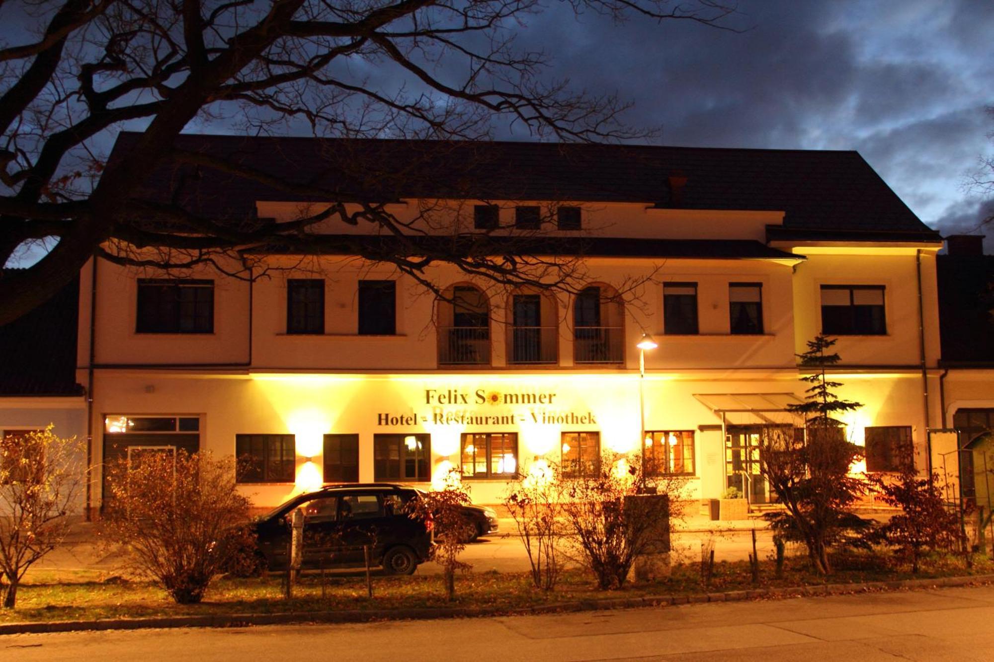 Hotel-Restaurant-Vinothek Felix Sommer Auersthal Extérieur photo