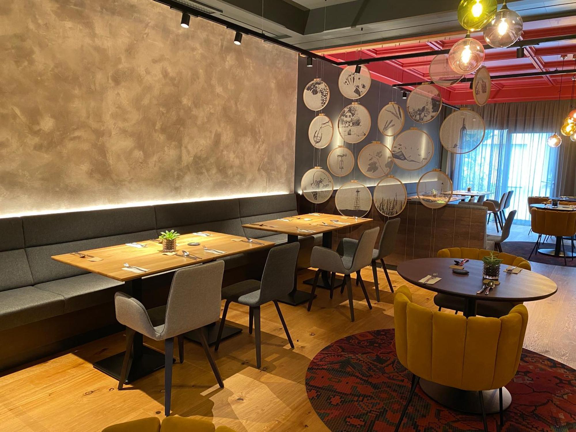 Hotel-Restaurant-Vinothek Felix Sommer Auersthal Extérieur photo