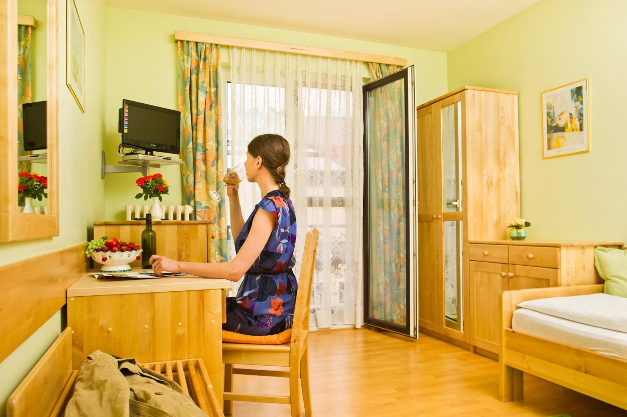Hotel-Restaurant-Vinothek Felix Sommer Auersthal Extérieur photo